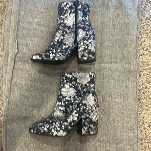 Merona Floral chunky heel boots, retro style size 7-1/2.